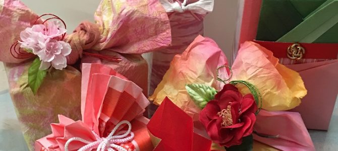 和風ラッピング応用クラスの仕込みは、ピンクで春のラッピングゥ! 和風ラッピング応用クラスの仕込みは、ピンクで春のラッピングゥ!