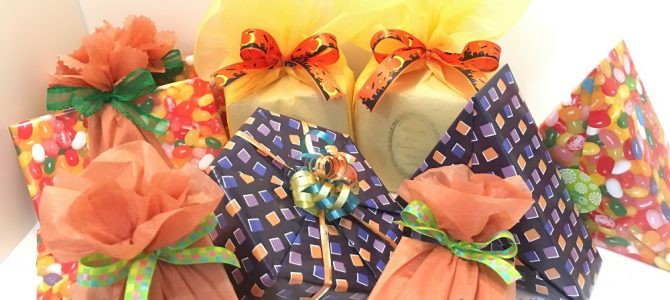 自宅でラッピングのお仕事の仕込みです。コツコツとやっている自分が暗くて面白い! 自宅でラッピングのお仕事の仕込みです。コツコツとやっている自分が暗くて面白い!