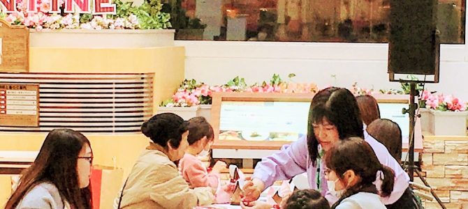 週末はラッピング協会にてフラワーラッピングの初めてのクラスを行ってまいりました。 週末はラッピング協会にてフラワーラッピングの初めてのクラスを行ってまいりました。