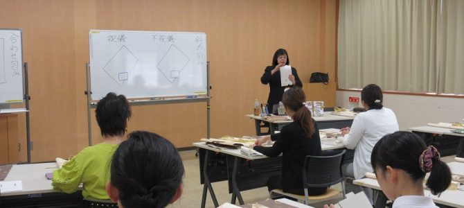 宮崎県日向商工会議所で、ラッピングセミナーを行ってまいりました。