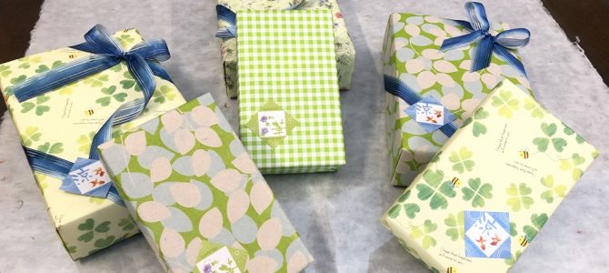 埼玉自宅教室にて、プレゼントラッピングの再確認レッスンを行いました。 埼玉自宅教室にて、プレゼントラッピングの再確認レッスンを行いました。