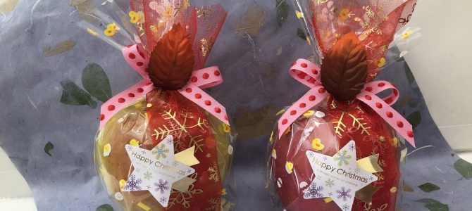2020年のクリスマスお迎え玄関リースとリンゴの包み
